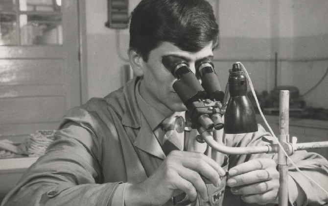 A Palbit worker is inspecting the quality of the inserts. A Palbit worker is inspecting the quality of the inserts.