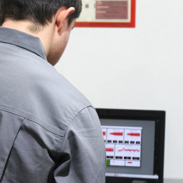 Operador a monitorizar o processo de maquinagem através da interface de um software de monitorização do estado das ferramentas